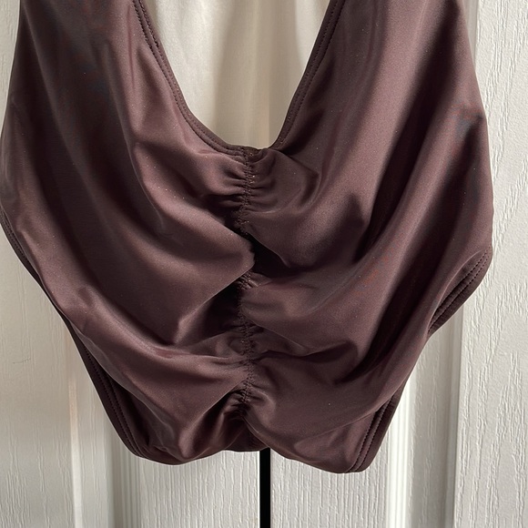 ☀️🏝️VINCE CAMUTO Plunging V-neck Swimsuit 8 - Picture 9 of 12